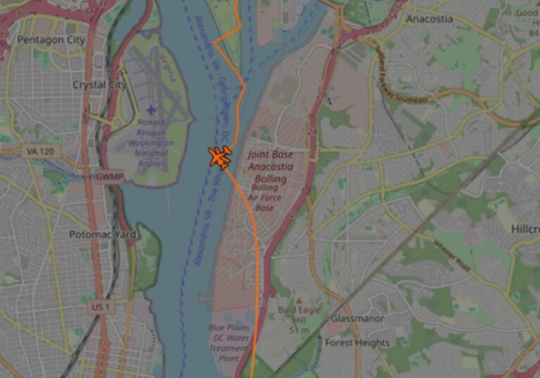 Un avión de pasajeros colisiona con un helicóptero en Washington, sobre el río Potomac